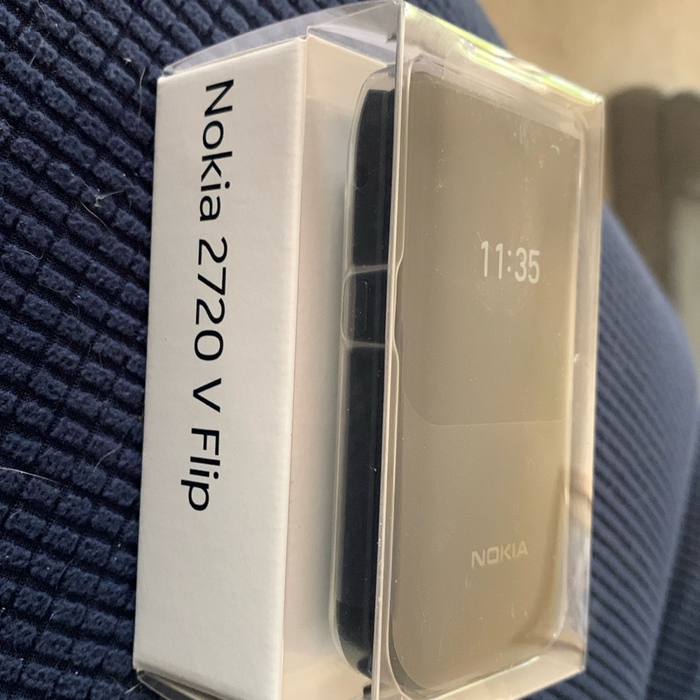 Nokia 2720 V Flip Phone